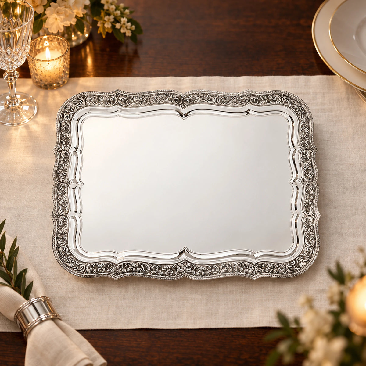 Silbertablett 925 Silber Signature rechteckig 39 × 28 cm — Lifestyle-Setting an der gedeckten Tafel