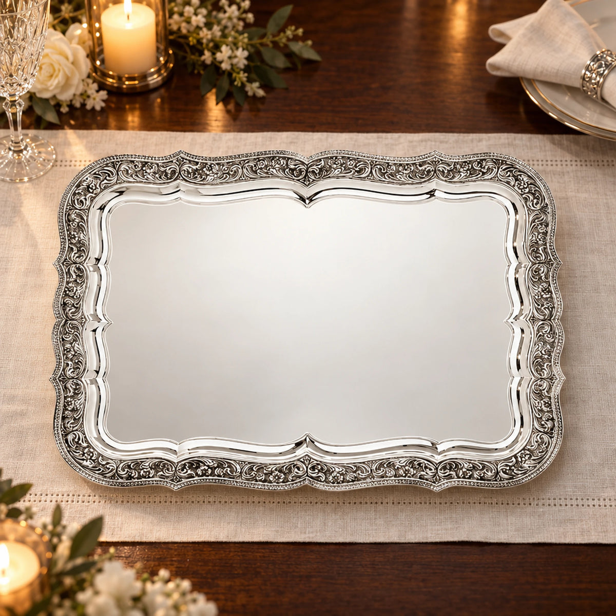 Silbertablett 925 Silber Signature rechteckig 47 × 35 cm — Lifestyle-Setting an der gedeckten Tafel