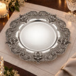 Silbertablett 925 Silber Signature rund Ø 46 cm, Lilien-Ornament — Lifestyle-Setting an der gedeckten Tafel
