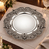 Silbertablett 925 Silber Signature rund Ø 46 cm, Lilien-Ornament — Lifestyle-Setting an der gedeckten Tafel