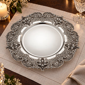 Silbertablett 925 Silber Signature rund Ø 46 cm, Lilien-Ornament — Lifestyle-Setting an der gedeckten Tafel