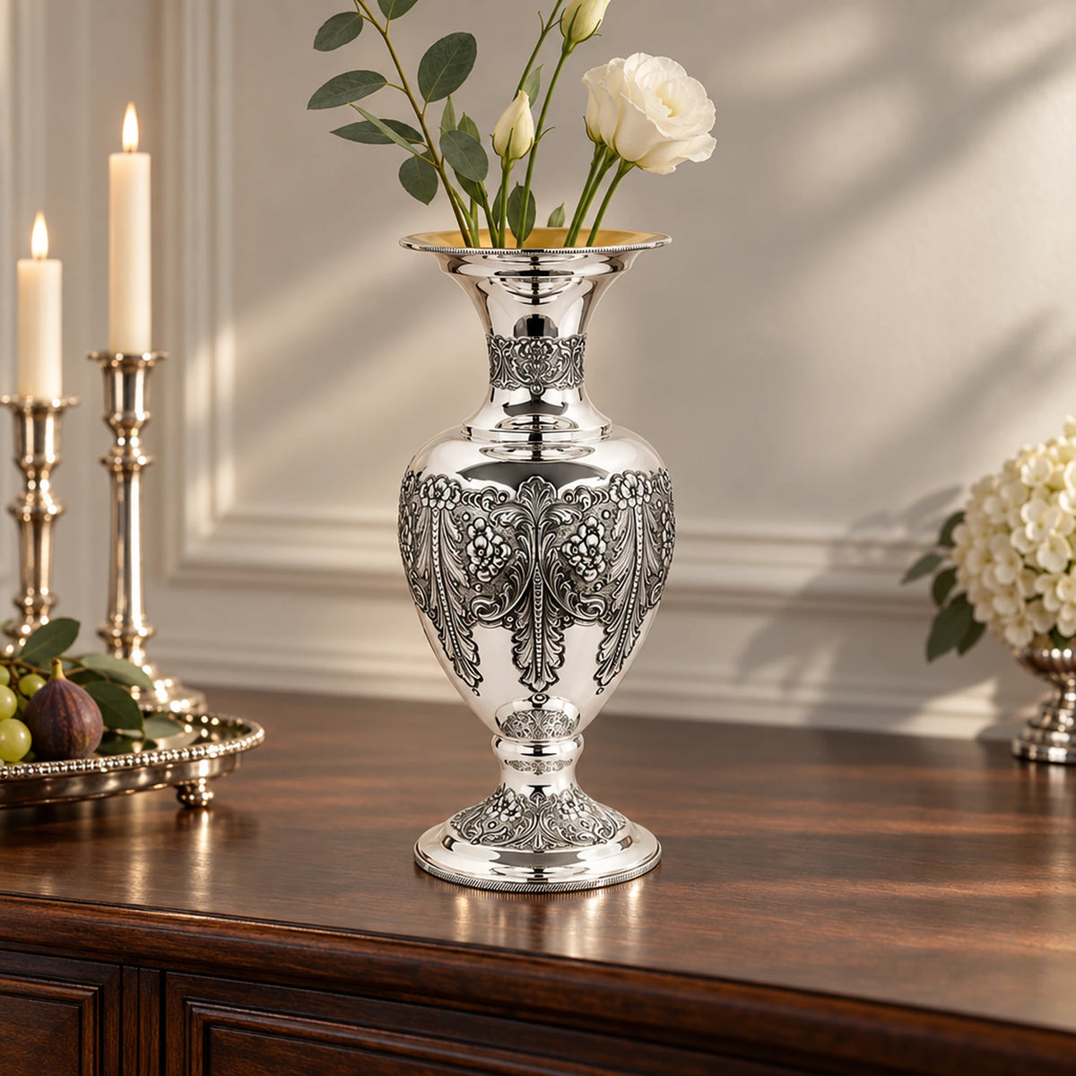 Silbervase 925 Silber Signature Baluster Höhe 46 cm — Lifestyle-Setting im Wohnraum