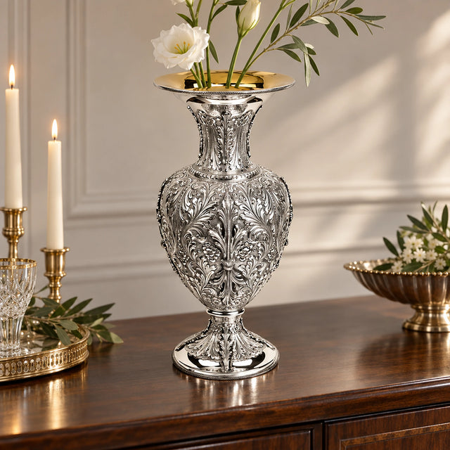 Silbervase 925 Silber Signature ziseliert Höhe 46 cm — Lifestyle-Setting im Wohnraum