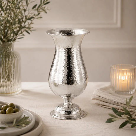 Gehämmerte Silbervase als elegante Tischdekoration für stilvolle Wohnräume, festliche Tafeln und besondere Anlässe