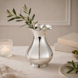Elegante Silbervase mit geschwungenem Wellenrand für frische Blumen und stilvolle Wohnkultur als zeitlose Geschenkidee
