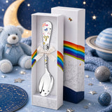 Babylöffel Sternzeichen Widder Jungen 925 Silber, Emaille-Lamm mit blauem Schal, in DoDo-Geschenkbox mit Frühjahrs-Lifestyle.