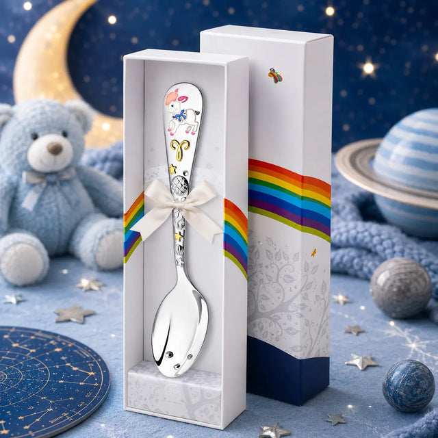 Babylöffel Sternzeichen Widder Jungen 925 Silber, Emaille-Lamm mit blauem Schal, in DoDo-Geschenkbox mit Frühjahrs-Lifestyle.
