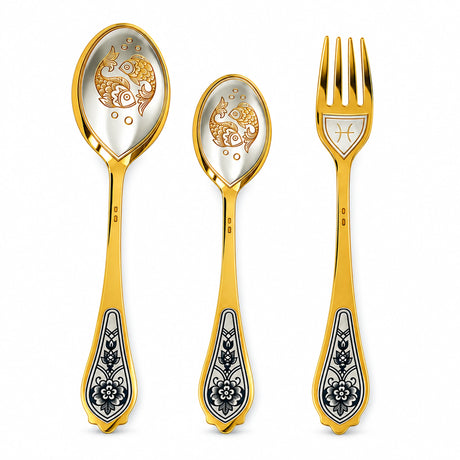 Sternzeichen-Set Fische, 925 Silber vergoldet: Dessertlöffel, Dessertgabel, Teelöffel nebeneinander auf Weiß