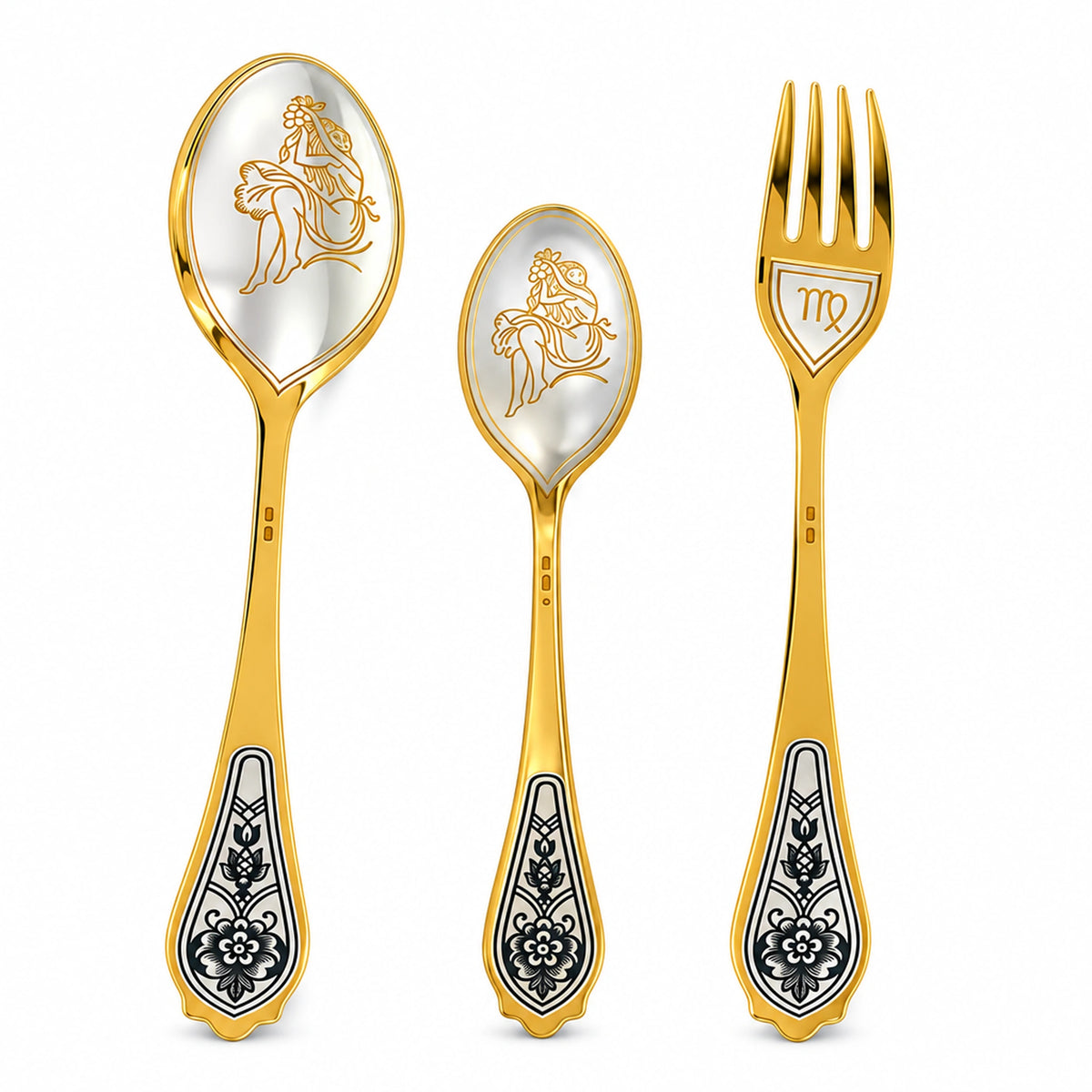 Sternzeichen-Set Jungfrau, 925 Silber vergoldet: Dessertlöffel, Dessertgabel, Teelöffel nebeneinander auf Weiß
