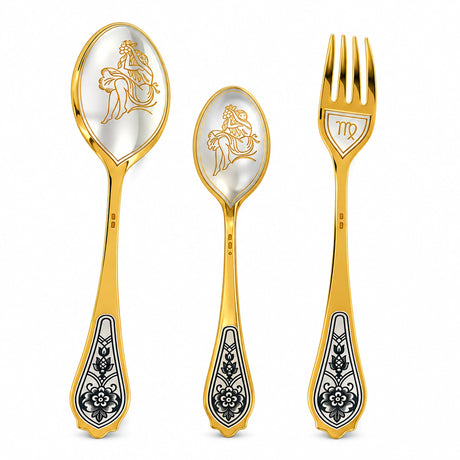 Sternzeichen-Set Jungfrau, 925 Silber vergoldet: Dessertlöffel, Dessertgabel, Teelöffel nebeneinander auf Weiß