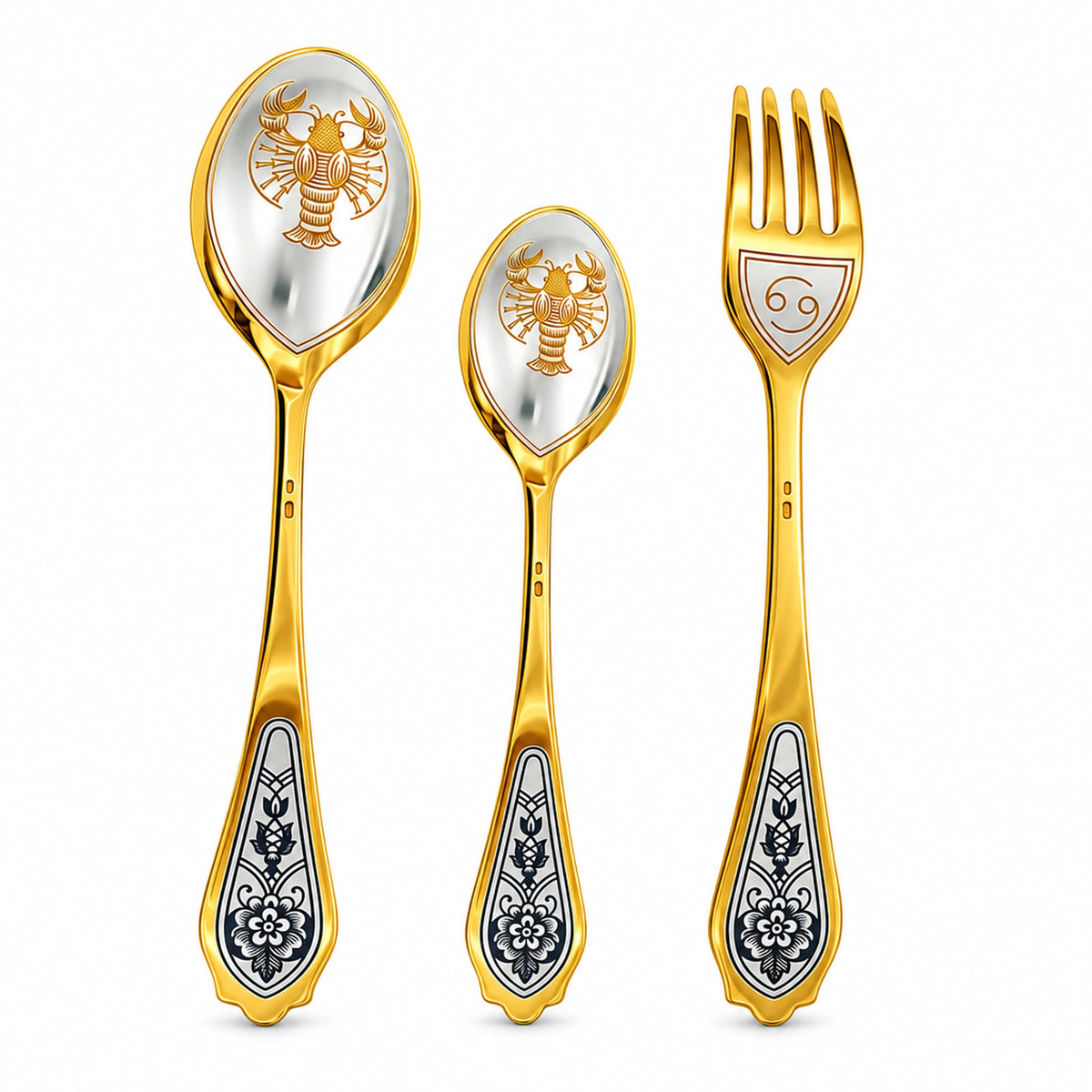 Sternzeichen-Set Krebs, 925 Silber vergoldet: Dessertlöffel, Dessertgabel, Teelöffel nebeneinander auf Weiß
