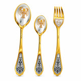 Sternzeichen-Set Krebs, 925 Silber vergoldet: Dessertlöffel, Dessertgabel, Teelöffel nebeneinander auf Weiß
