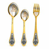 Sternzeichen-Set Löwe, 925 Silber vergoldet: Dessertlöffel, Dessertgabel, Teelöffel nebeneinander auf Weiß