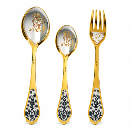 Sternzeichen-Set Löwe, 925 Silber vergoldet: Dessertlöffel, Dessertgabel, Teelöffel nebeneinander auf Weiß