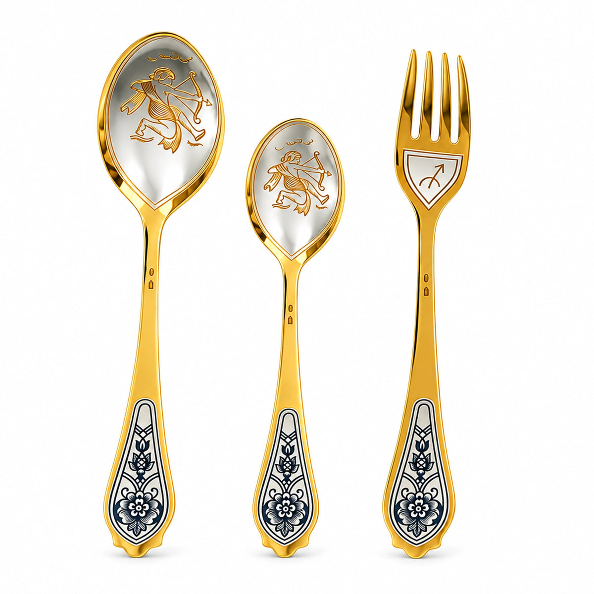 Sternzeichen-Set Schütze, 925 Silber vergoldet: Dessertlöffel, Dessertgabel, Teelöffel nebeneinander auf Weiß