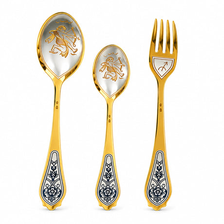 Sternzeichen-Set Schütze, 925 Silber vergoldet: Dessertlöffel, Dessertgabel, Teelöffel nebeneinander auf Weiß