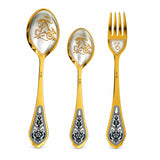 Sternzeichen-Set Steinbock, 925 Silber vergoldet: Dessertlöffel, Dessertgabel, Teelöffel nebeneinander auf Weiß