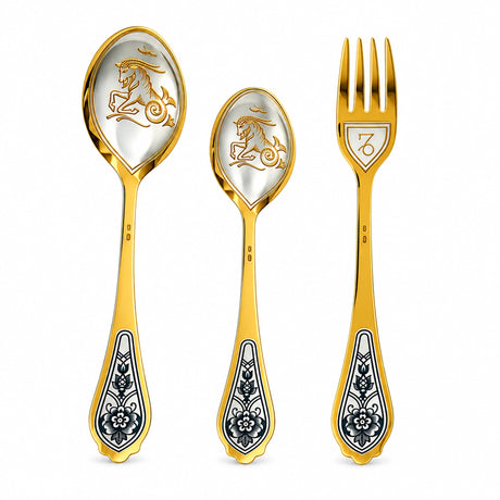 Sternzeichen-Set Steinbock, 925 Silber vergoldet: Dessertlöffel, Dessertgabel, Teelöffel nebeneinander auf Weiß