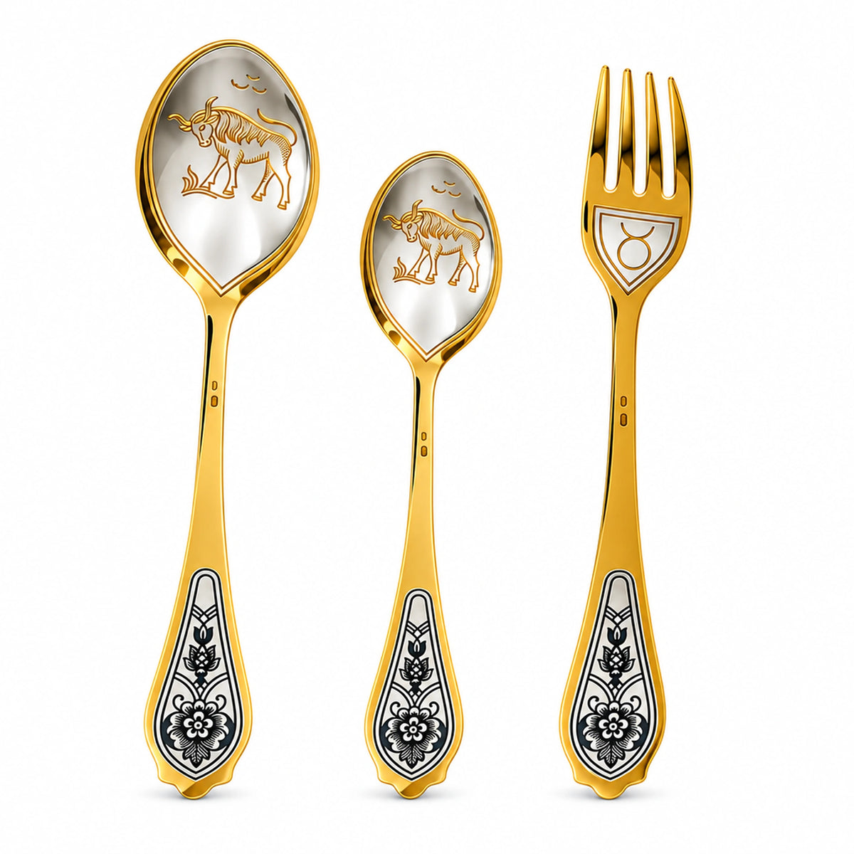Sternzeichen-Set Stier, 925 Silber vergoldet: Dessertlöffel, Dessertgabel, Teelöffel nebeneinander auf Weiß