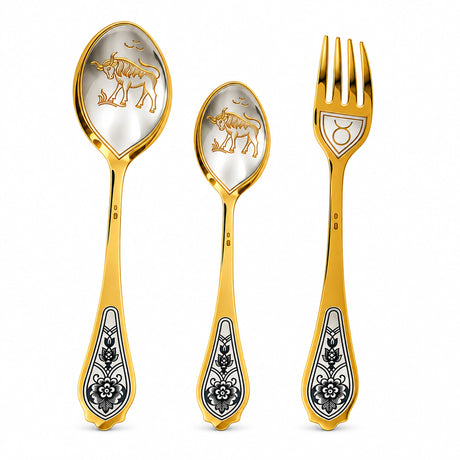 Sternzeichen-Set Stier, 925 Silber vergoldet: Dessertlöffel, Dessertgabel, Teelöffel nebeneinander auf Weiß