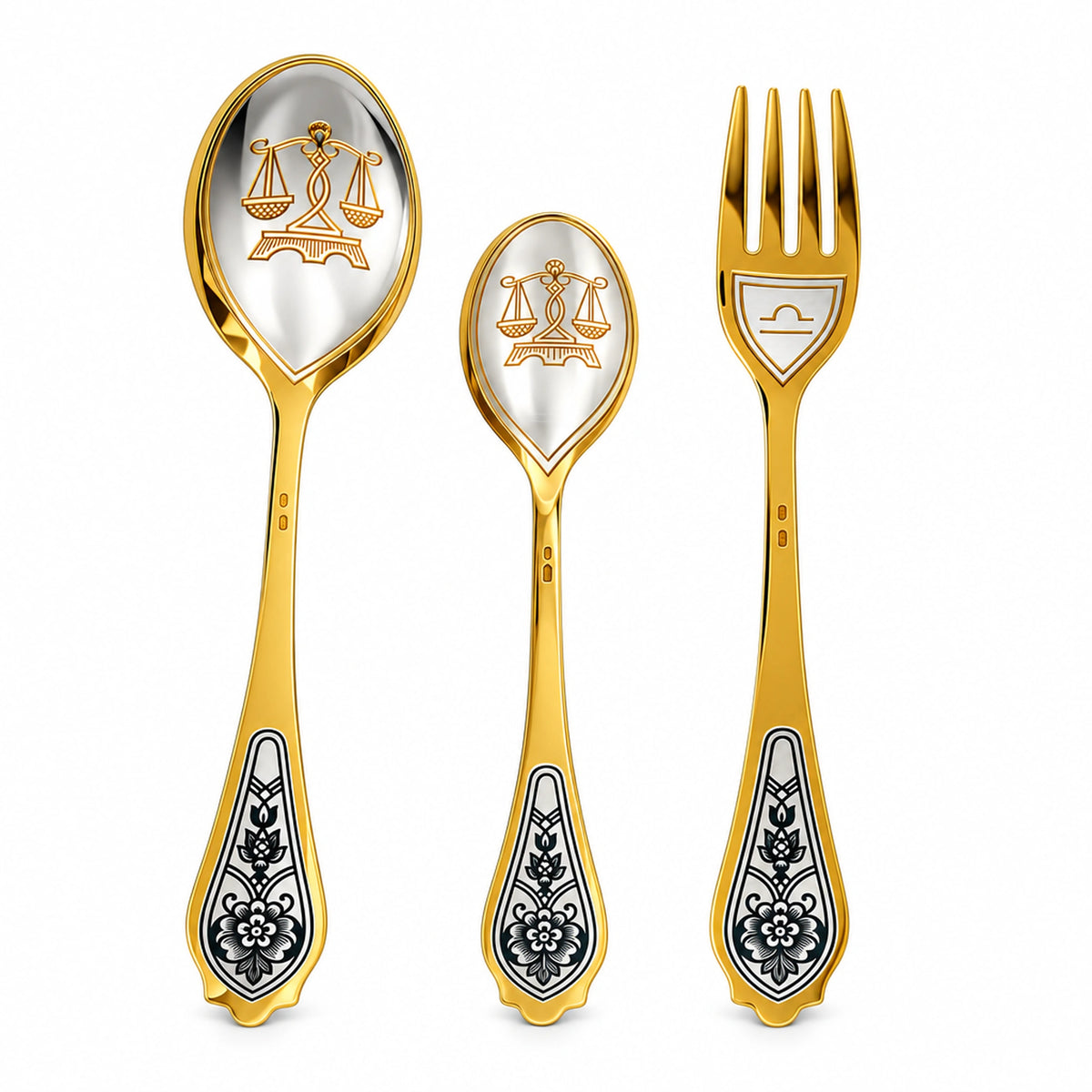 Sternzeichen-Set Waage, 925 Silber vergoldet: Dessertlöffel, Dessertgabel, Teelöffel nebeneinander auf Weiß