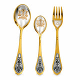 Sternzeichen-Set Waage, 925 Silber vergoldet: Dessertlöffel, Dessertgabel, Teelöffel nebeneinander auf Weiß