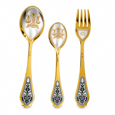 Sternzeichen-Set Waage, 925 Silber vergoldet: Dessertlöffel, Dessertgabel, Teelöffel nebeneinander auf Weiß