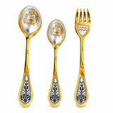 Sternzeichen-Set Wassermann, 925 Silber vergoldet: Dessertlöffel, Dessertgabel, Teelöffel nebeneinander auf Weiß