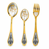Sternzeichen-Set Widder, 925 Silber vergoldet: Dessertlöffel, Dessertgabel, Teelöffel nebeneinander auf Weiß