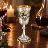 Stielglas 925 Silber Niello Hirsch vergoldet — Lifestyle-Setting am Weintisch