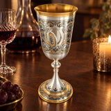 Stielglas 925 Silber Niello Medaillon mit Foto — Lifestyle-Setting am Weintisch
