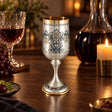 Stielglas 925 Silber Niello Weintrauben vergoldet — Lifestyle-Setting am Weintisch