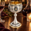 Stielglas 925 Silber Niello Fächer-Medaillon vergoldet — Lifestyle-Setting am Weintisch