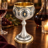 Stielglas 925 Silber Niello Fächer-Medaillon vergoldet — Lifestyle-Setting am Weintisch