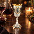 Stielglas 925 Silber Niello Lotusblüte vergoldet — Lifestyle-Setting am Weintisch