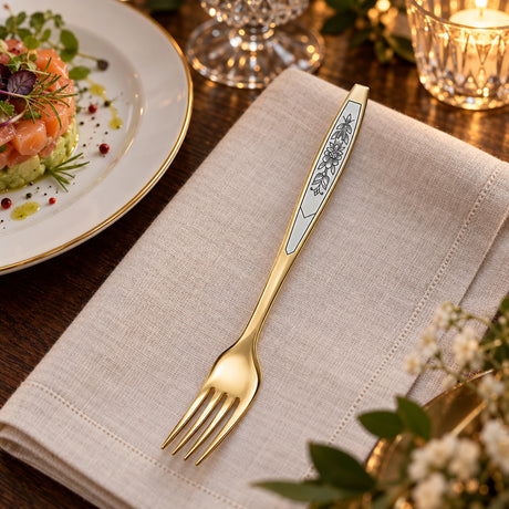 Tafelgabel 925 Silber vergoldet mit Niello — Lifestyle-Setting an der gedeckten Tafel
