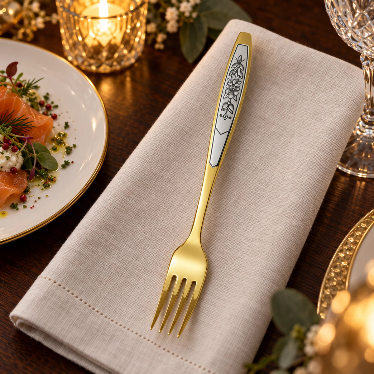 Tafelgabel 925 Silber vergoldet mit Niello — Lifestyle-Setting an der gedeckten Tafel