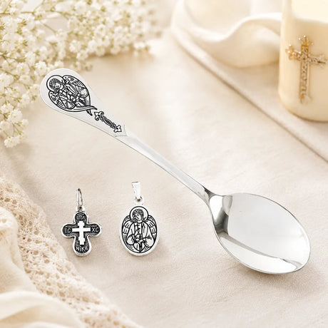 Silberlöffel mit Niello-Verzierung sowie Kreuz- und Schutzengel-Anhänger aus 925 Silber als hochwertiges Taufgeschenk