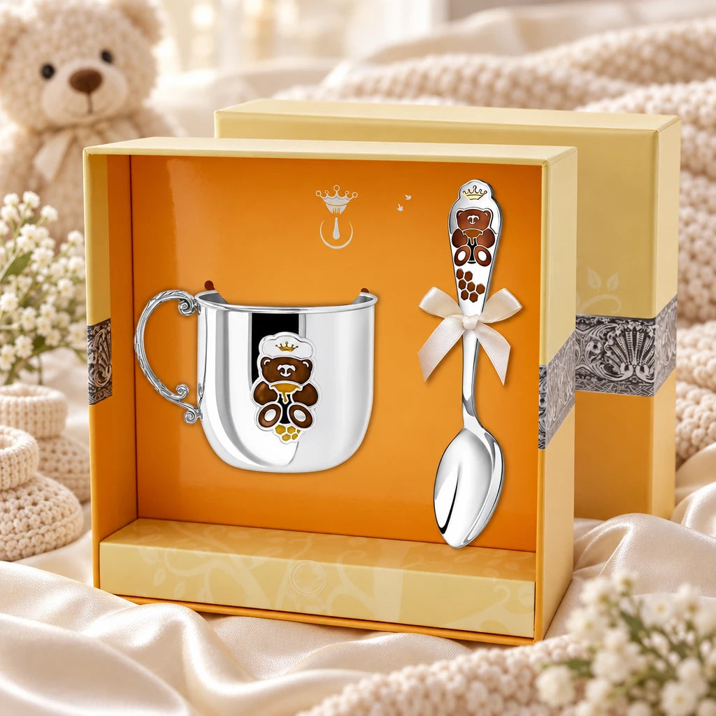 Geschenkset Teddybär 925 Silber – Kinderbecher & Löffel gravierbar in der Original-Geschenkbox — Lifestyle-Aufnahme auf cremefarbenem Satin mit Plüschtier und Schleierkraut, Geschenk zur Geburt