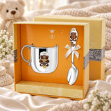 Geschenkset Teddybär 925 Silber – Kinderbecher & Löffel gravierbar in der Original-Geschenkbox — Lifestyle-Aufnahme auf cremefarbenem Satin mit Plüschtier und Schleierkraut, Geschenk zur Geburt