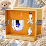 Taufgeschenk Junge 925 Silber Prinz 2-teilig - Becher & Löffel gravierbar in der Original-Geschenkbox — Lifestyle-Aufnahme auf cremefarbenem Satin mit Plüschtier und Schleierkraut, Geschenk zur Geburt