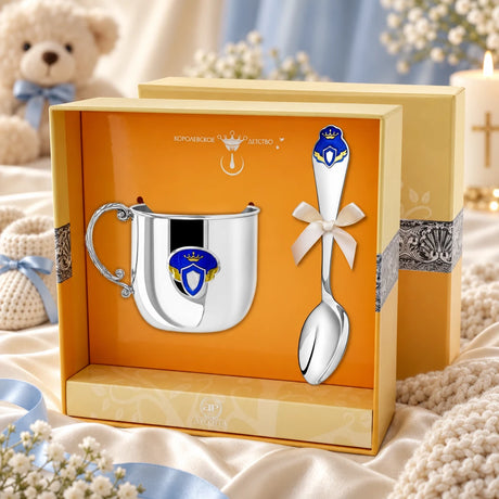 Taufgeschenk Junge 925 Silber Prinz 2-teilig - Becher & Löffel gravierbar in der Original-Geschenkbox — Lifestyle-Aufnahme auf cremefarbenem Satin mit Plüschtier und Schleierkraut, Geschenk zur Geburt