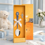 Taufgeschenk für Jungen aus 925 Silber mit blauem Emaille-Tauflöffel und Silberkreuz im edlen Lifestyle-Studioambiente