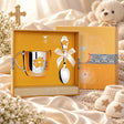 Taufset Sterne 925 Silber Emaille gelb-rot — Becher + Löffel in der Original-Geschenkbox — Lifestyle-Aufnahme auf cremefarbenem Satin mit Plüschtier und Schleierkraut, Geschenk zur Geburt