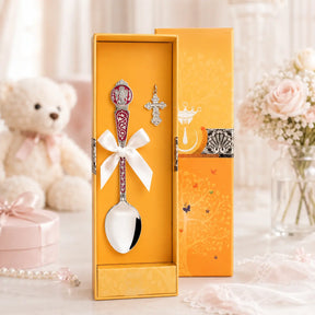 Taufgeschenk für Mädchen aus 925 Silber mit rotem Emaille-Tauflöffel und Silberkreuz im edlen Lifestyle-Ambiente