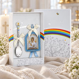 Geschenkset zur Taufe Babylöffel & Ikone Schutzengel dunkel-blau in der Original-Geschenkbox — Lifestyle-Aufnahme mit brennender Taufkerze, Spitze und Schleierkraut, Geschenk zur Taufe