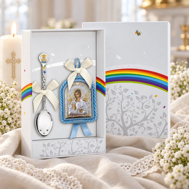 Geschenkset zur Taufe Babylöffel & Ikone Schutzengel dunkel-blau in der Original-Geschenkbox — Lifestyle-Aufnahme mit brennender Taufkerze, Spitze und Schleierkraut, Geschenk zur Taufe