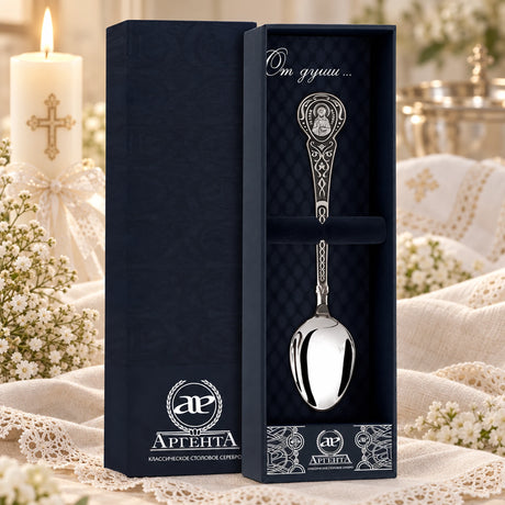 Tauflöffel 925 Silber Heilige Matrona, geschwärzt in der Geschenkkassette — Lifestyle-Setting, Geschenk zur Taufe