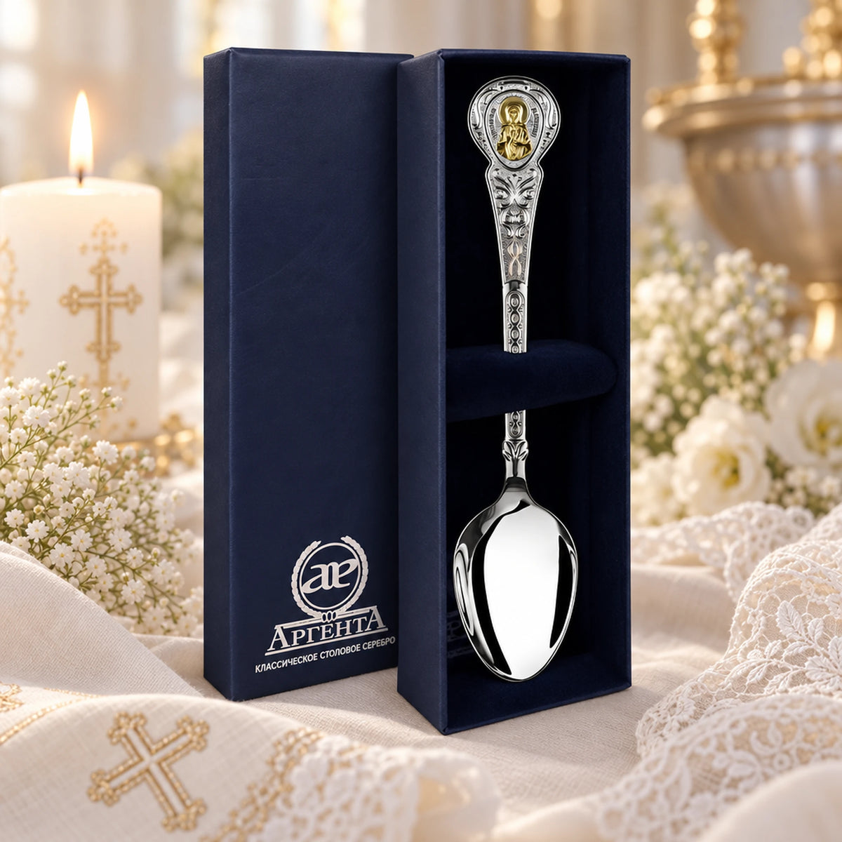 Tauflöffel 925 Silber Heilige Matrona vergoldet in der Geschenkkassette — Lifestyle-Setting, Geschenk zur Taufe