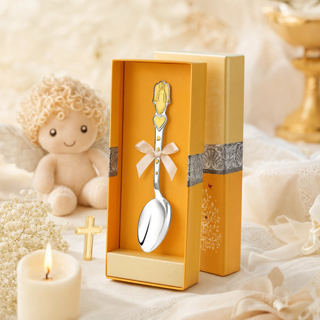 Tauflöffel 925 Silber vergoldet mit Schutzengel-Motiv — Lifestyle-Setting, Taufgeschenk